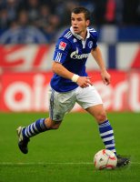 Fussball: 1. Bundesliga Saison 2010/2011, Schalke: SCHMITZ am Ball