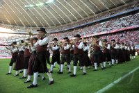 Fussball 1. Bundesliga, Saison 2011/2012:  Bayrische Musikanten in Tracht spielen in der Allianz Arena