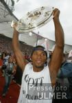 FUSSBALL  1. Liga  FC Bayern  JUBEL Ze Roberto  Meisterschale