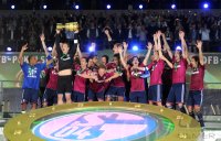 Fussball: DFB Pokal Finale: Jefferson Farfan , Alexander Baumjohann , Torwart Manuel Neuer , Benedikt Hoewedes , Joel Matip, Jose Manuel Jurado, Christoph Metzelder, Raul  (v. li., FC Schalke 04) JUBEL MIT DEM POKAL