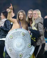 Fussball 1. Bundesliga :  Die Spielerfrauen von Borussia Dortmund feiern auf dem Rasen
