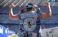 2. Fussball Bundesliga: 1860 Muenchen Fan mit einer Kutte