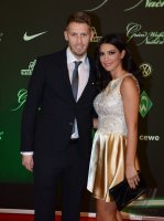 Fussball, 1. Bundesliga Saison 2012/2013: Aaron Hunt posiert mit Ehefrau Semrah