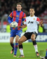 Fussball CHL  Saison 2011/2012: Marco Streller (li, FC Basel) gegen Patrice Evra (Manchester United FC)