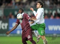 Fussball 1. Bundesliga, Saison 2011/2012: Dorge Kouemaha (li, 1. FC Kaiserslautern) gegen Sokratis Papastathopoulos (SV Werder Bremen)
