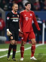 Fussball 1. Bundesliga, Saison 2012/2013:  Torwart Mohamed Amsif (li, FC Augsburg) mit Mario Gomez (FC Bayern Muenchen)