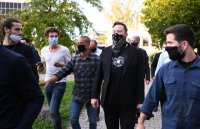 Tesla-Chef Elon Musk besucht Biopharma-Unternehmen Curevac