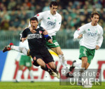 Fussball 1. Bundesliga: Bremen - Stuttgart, Zweikampf