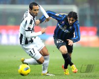 FUSSBALL SERIE A:  Benatia (li, Udinese Calcio) gegen Diego Milito (Inter Mailand)