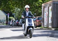 Oberbuergermeister Boris Palmer (Parteilos) bei einer Probefahrten mit einem E-Roller