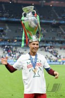 Fussball Europameisterschaft 2016 Finale: JUBEL Cristiano Ronaldo (Portugal) mit Pokal