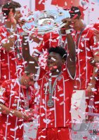 Fussball, 1. Bundesliga  Saison 16/17: Jubel FC Bayern Muenchen mit Schale