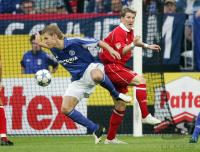 Fussball 1. Bundesliga: Schalke - Bayern, Foul Schweinsteiger an Larsen