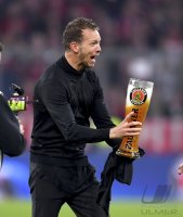 Fussball 1. Bundesliga Saison 21/22: JUBEL FC Bayern Muenchen feiert die 32. Meisterschaft