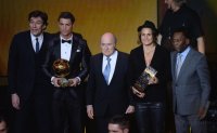 Fussball International  FIFA Ballon d Or 2013: Sieger Cristiano Ronaldo (Portugal) und Siegerin Nadine Angerer (Deutschland)