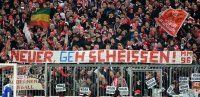 Fussball DFB Pokal 10/11 : FC BAYERN Fankurve mit einem BANNER, Torwart Manuel Neuer (FC Schalke 04)  GEH SCHEISSEN