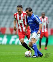 1. Fussball Bundesliga: Mark van Bommel (FC Bayern Muenchen)  gegen LOTHAR MATTHAEUS(Fitness First Winterstars)