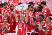 Fussball, 1. Bundesliga  Saison 16/17: Jubel FC Bayern Muenchen mit Schale
