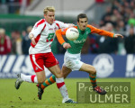 Fussball 1. Bundesliga: Bremen - Koeln, Zweikampf