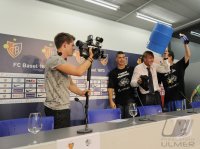Fussball  International:  Schweizer Meister 10/11 FC Basel; Bier-Wasserdusche  Trainer Thorsten Fink
