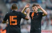 Fussball 1. Bundesliga, Saison 2011/2012: Luciano Narsingh mit Klass Jan Huntelaar (v. li., Niederlande)