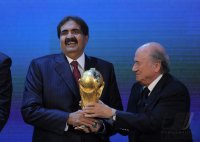 FUSSBALL International AUSRICHTER der FIFA WM 2022: KATAR; Sheikh Hamad bin Khalifa Al-Thani jubelt
