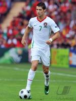 FUSSBALL EURO 2008: Portugal, RONALDO Einzelaktion