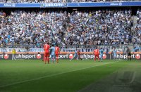 2. Fussball Bundesliga:  Zweikampf in der Allianz Arena mit einer UHLSPORT Werbebande