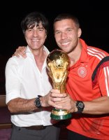 FUSSBALL WM 2014, FINALE: Lukas Podolski (Deutschland) und Bundestrainer Loew (Deutschland) mit WM Pokal