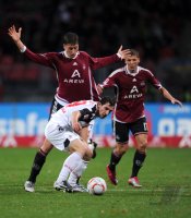 Fussball 1. Bundesliga : Jens Hegeler (li, 1 FC Nuernberg) gegen Mato Jajalo (1. FC Koeln) gegen Mike Frantz  (re, 1 FC Nuernberg)