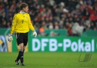 Fussball DFB Pokal 10/11 : Enttaeuschung vor der DFB POKAL Werbebande Thomas Kraft (FC Bayern Muenchen)