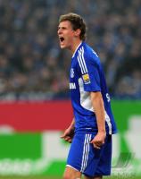 FUSSBALL, 1. BUNDESLIGA, 26. Spieltag: Schalke, HOEWEDES