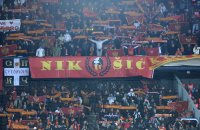 Fussball Nationalmannschaft : Montenegro Fankurve mit Banner