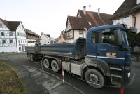 Bauunion mit LKW an der Kreuzung Rottenburgerstrasse / Frommenhuserstrasee in Hirrlingen