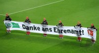 Fussball 1. Bundesliga, Saison 2011/2012: DFB BANNER DANKE ANS EHRENMAMT