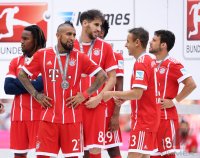 Fussball, 1. Bundesliga  Saison 16/17: Jubel FC Bayern Muenchen mit Schale