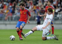 Fussball U21-EURO 2011 Halbfinale:  Juan Mata (li, Spanien) gegen Andrei Voronkov (re, Weissrussland)