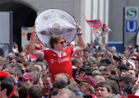 Fussball 1. Bundesliga : FC Bayern Muenchen  Fans feiern die Deutscher Meisterschaft  09/10