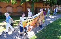 Fair und Regional; Menschenkette pro Rottenburger Schlachthof von Landwirten und Metzgern