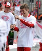 Fussball 1. Bundesliga : Jubel mit Champagner Thomas Mueller (FCB)
