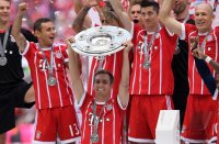 Fussball, 1. Bundesliga  Saison 16/17: Jubel FC Bayern Muenchen mit Schale