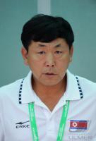 FUSSBALL INTERNATIONAL: Trainer Kim Jong Hun (Nordkorea)