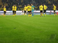 Fussball 1. Bundesliga, Saison 2011/2012: Enttaeuschte Dortmunder nach dem Abpfiff