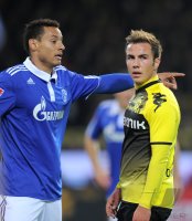 Fussball 1. Bundesliga, Saison 2011/2012: Jermaine Jones (li, FC Schalke 04) gegen Mario Goetze (Borussia Dortmund)