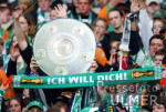 Fussball 1. Bundesliga: Fans vom SV Werder Bremen mit Meisterschale