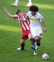 Fussball 1. Bundesliga :  Toni Kroos (FC Bayern Muenchen) gegen Dante Bonfim (re, Borussia Moenchengladbach)