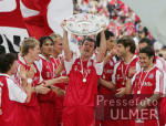 Fussball 1. Bundesliga  FC Bayern Muenchen bekommt die Meisterschale
