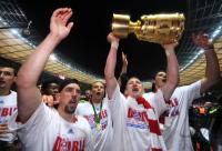 Fussball: DFB Pokal Finale: JUBEL Franck Ribery, Anatoliy Tymoshchuk, Bastian Schweinsteiger, Daniel van Buyten (v. li., FCB)
