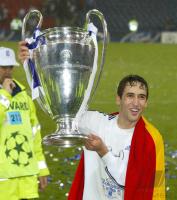 FUSSBALL  CHL  Raul  mit CHL Pokal