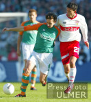 Fussball 1. Bundesliga: Bremen - Stuttgart, Zweikampf